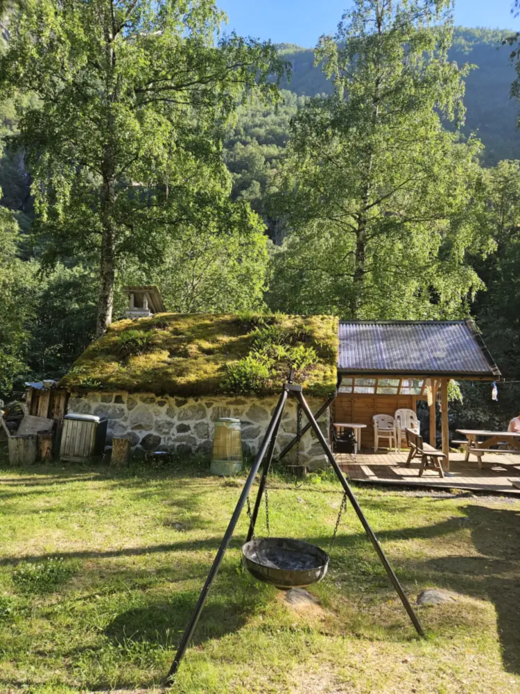 Bålpanne og hus med torvtak