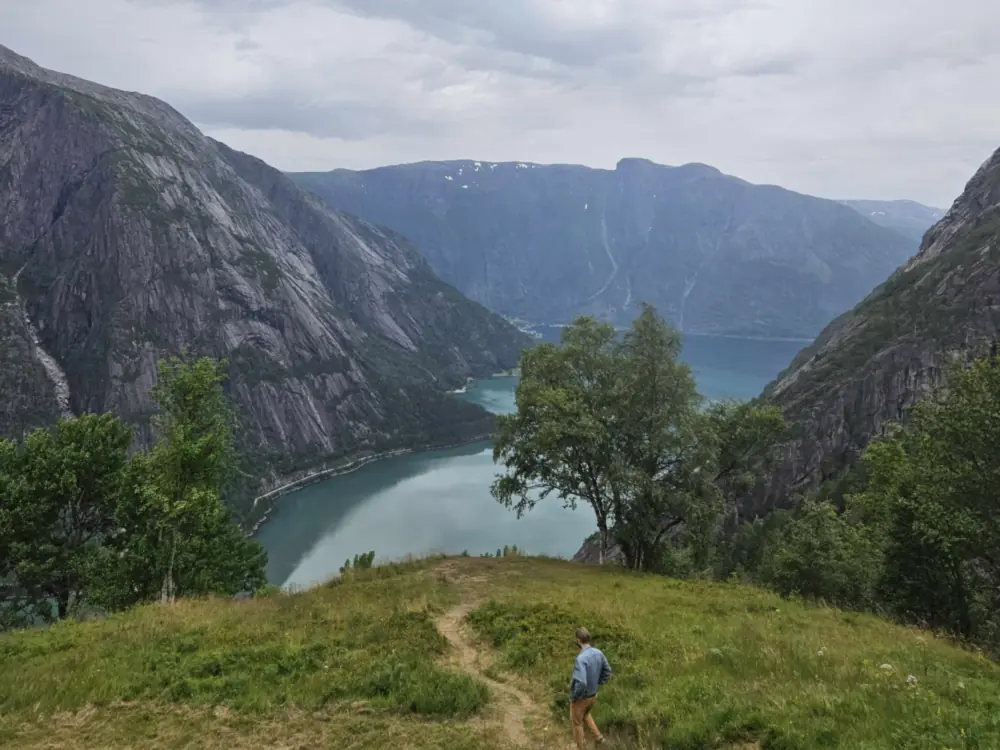 Utsikt over fjorden frå fjellsida i Eidfjord